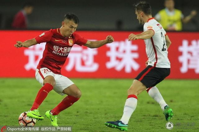 其中西装革履的染谷将太似乎与夜晚的东京有着极为密切的联系